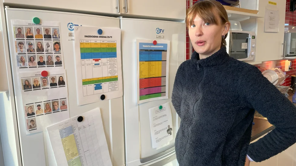 På dagens schema står det att Västerviks-Tidningen kommer på besök. Och i morgon smäller det. Då är det dags för elevernas första större livesändning. Projektledaren Moa Fox visar tidningens utsända runt.