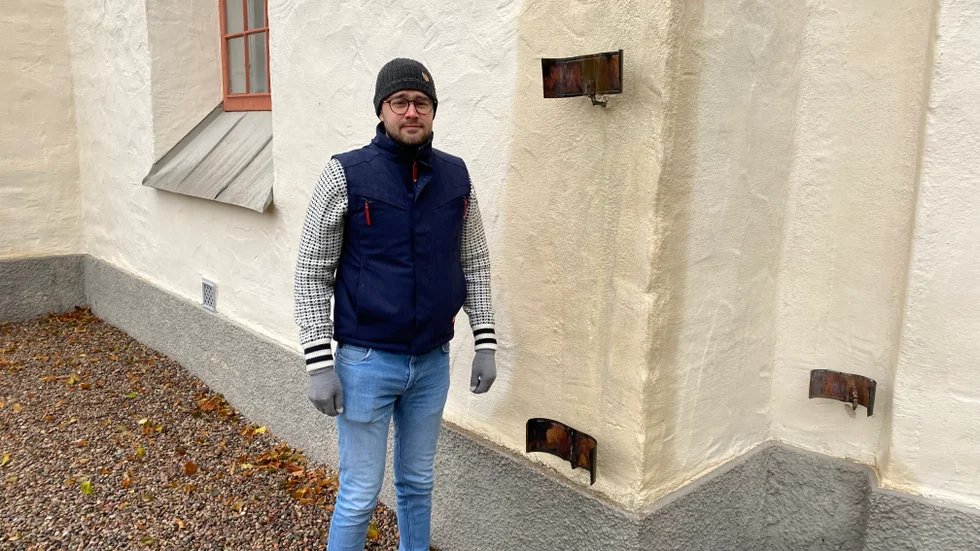 Endast rörsvepen sitter kvar på Hogstad kyrkas fasad. De är också av koppar men inte lika lätta att få med sig, konstaterar pastoratets fastighetschef Alexander Lanshed.