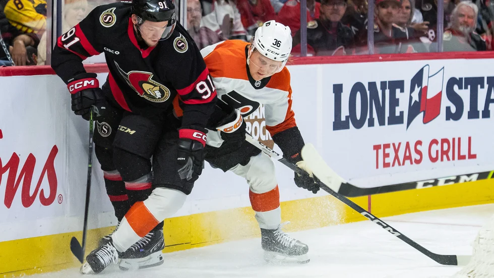 Philadelphia Flyers Emil Andrae tacklar in Ottawa Senators Vladimir Tarasenko i sargen.