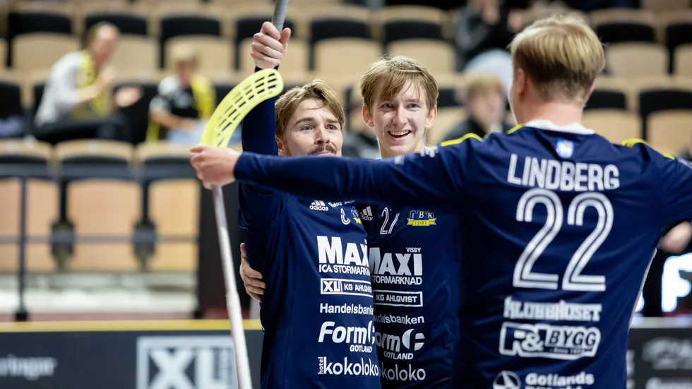 Jesper Lagemyr (mitten) jublar tillsammans med Kim Ganevik och Hugo Lindberg efter ett av sina mål.