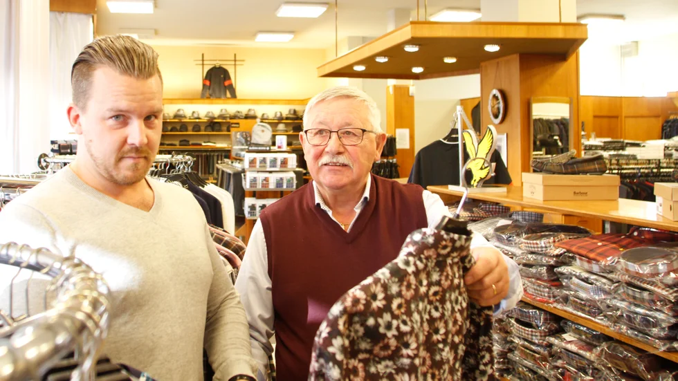 Rolf Wallerström har snart arbetat 60 år på Harrys herrekipering. Här tillsammans med barnbarnet, tillika kollegan, Christian Wilander.