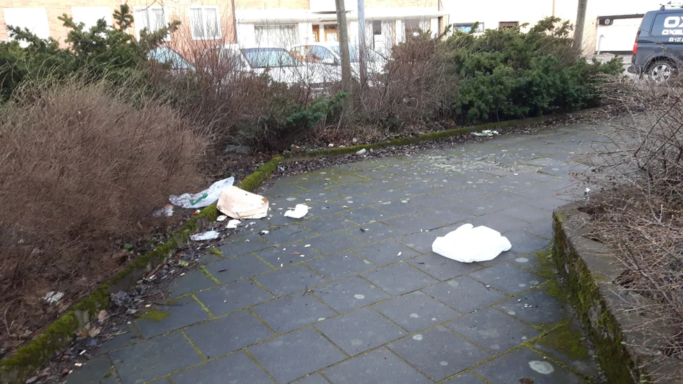 Vid Malmtorget i oxelösund är det sjaskigt, skräp ligger runt murarna och kantstenarna är trasiga, skriver Joakim Öhman. 