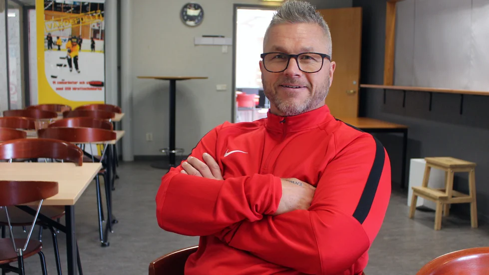 Den kvalserie som inte Mjölby HC tog sig till i fjol, den får tränaren Peter Forsén uppleva nu. Med start på söndag. På torsdag klockan 15 sänder vi live på corren.se från Protrain arena, inför kvalet.