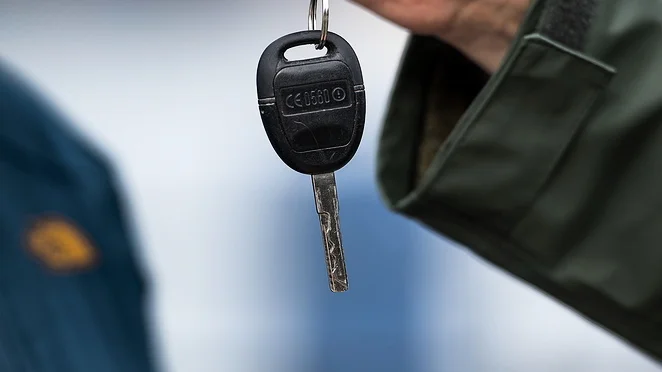 Att mannen äger en bil är oomtvistat, men vad den däremot är värd, råder delade meningar om. Här har Västerviksbon inte lyckats bevisa sin bild av bilens osäljbarhet, och får inte rätten med sig.