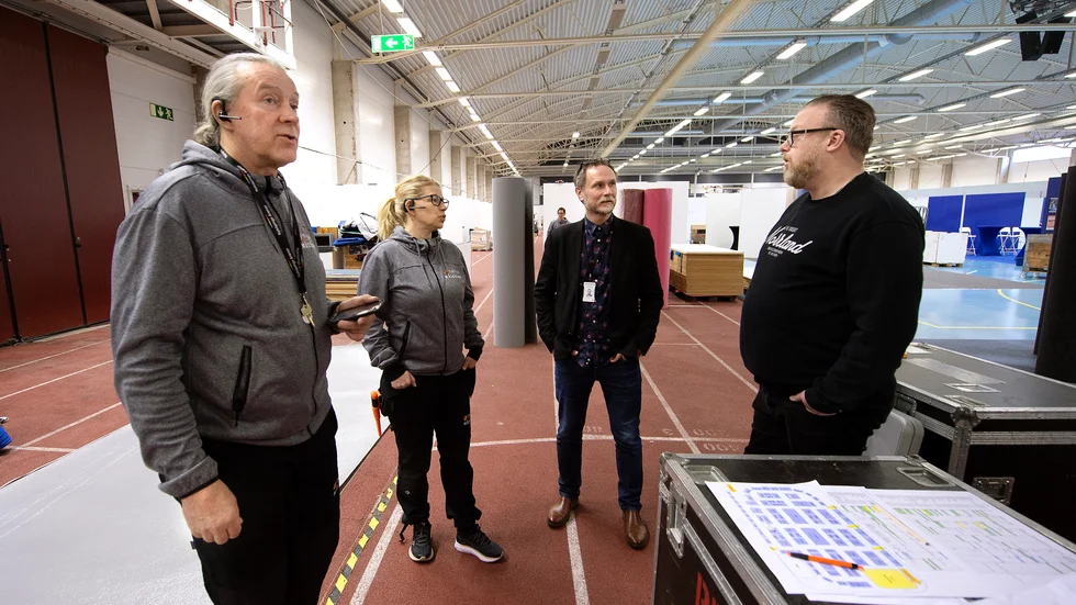Mässgeneralerna Hasse Johansson och Maria Spring diskuterar läget med Lasse Persson och Markus Nilsson från Nyköpings arenor.
