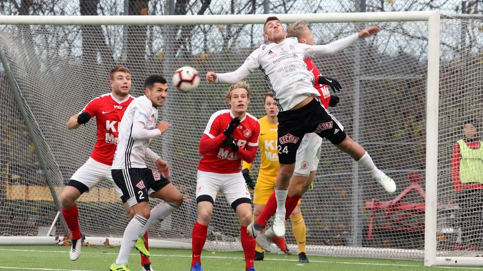 Motala AIF, här i kvalspel mot Karlberg i Stockholm i höstas, får spela i söderettan som planerat. Det får också Linköping city göra. IFK Berga placeras i norr.