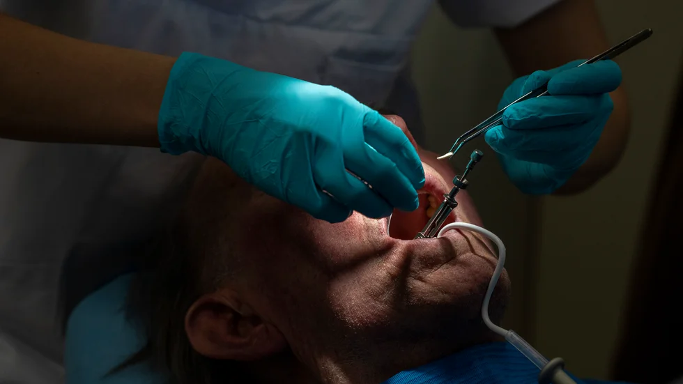 Under drygt två månader gick mannen runt med smärta innan han remitterades till en annan klinik.