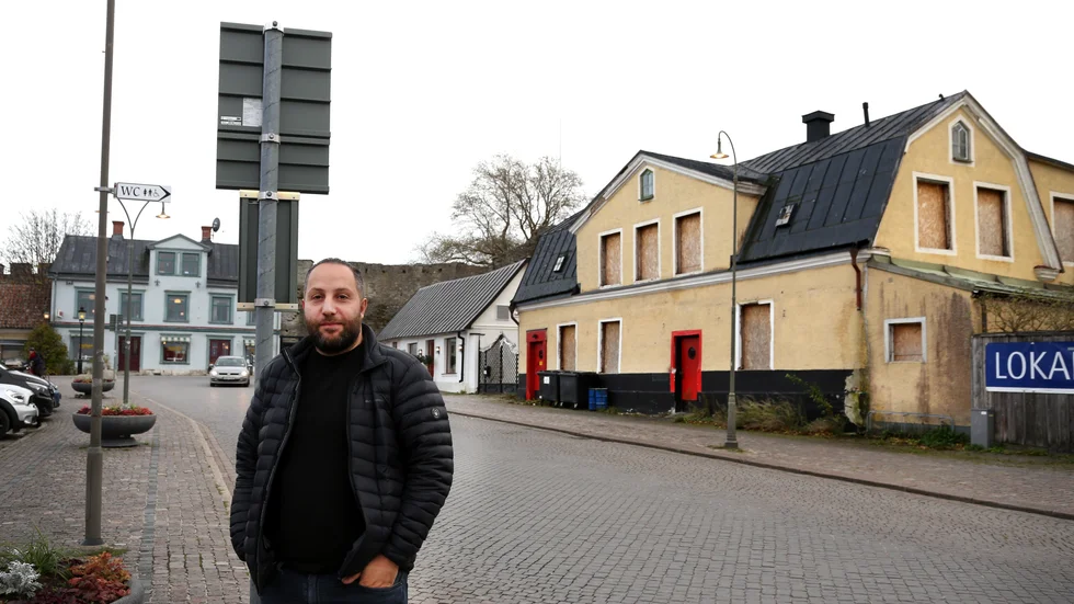 Förfallet inleddes långt innan Roy Abd-El Ahad tog över. Han tycker att regionen begär för mycket när de vill veta mer om byggnadens hållfasthet. "Varför ska jag lämna in det? Jag vill ju riva", säger han.