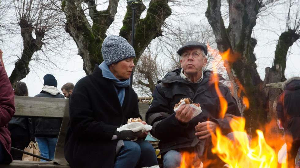 Monica Lindstedt och Lennart Hjalmarsson har slagit sig ned vid den tända brasan för att få i sig en lättare lunch.