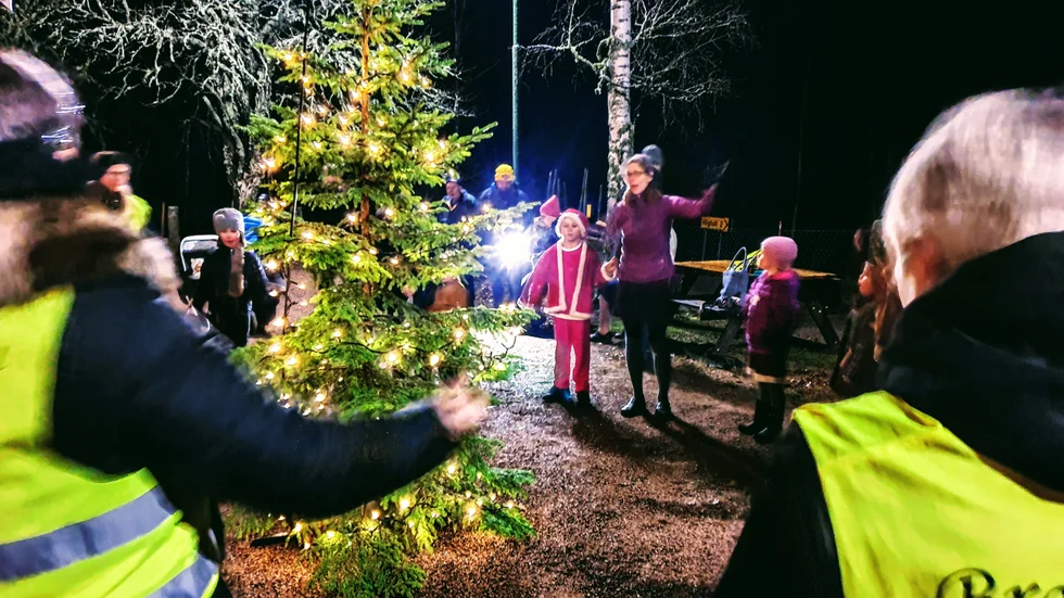 Räven raskar över isen...I Brantestad blev det dans runt granen redan i helgen när det firades lill-jul med gåvoauktion.