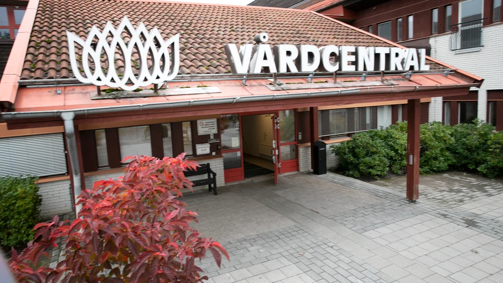 Gnesta vårdcentral kommenterar händelsen där Anna Karlsson, 99, blev svårt sjuk efter att ha fått pencillin hon är allergisk mot, trots varningsmeddelande i journalen. 