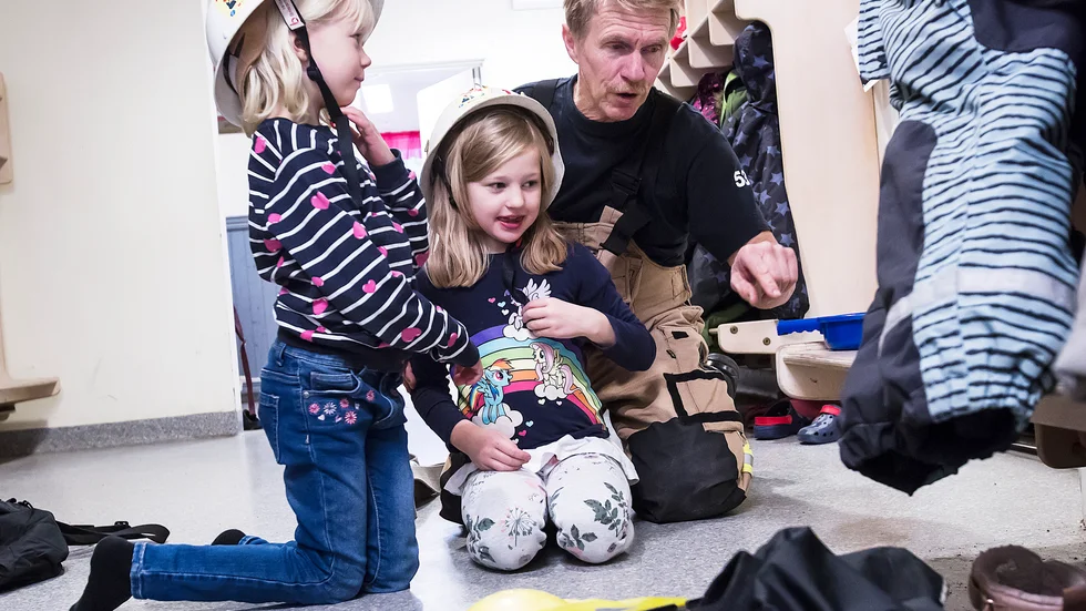 "Det brinner i kastrullen. Hur ska ni släcka elden?", frågar brandmannen Sven "Röret" Karlsson. Minibrandisarna Olivia Ragnehed och Lovelia Stenberg vet svar. "Lägga på locket så att den inte får luft."
