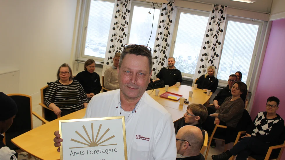 "Det är inte bara jag som får priset. Det är hela min personal", säger en rörd och glad Michael Kuisma efter att han uppvaktats med utmärkelsen Årets företagare i Åtvidaberg. 