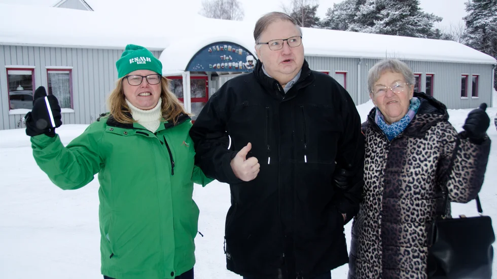 Rose-Marie Nilsson, Ronnie Nordqvist och Anita Andersson utanför huset som föreningarna inom kort får flytta in i.