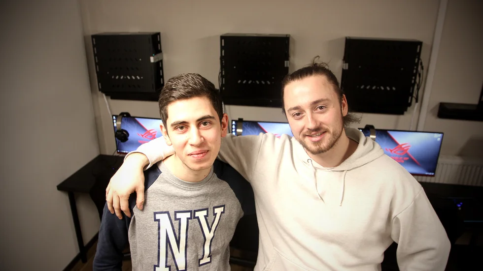 Projektledarna Rami Aljabra och Gzim Krasniqi i det nya spelrummet. Satsningen på e-sport görs av Flens kommun och ABF.