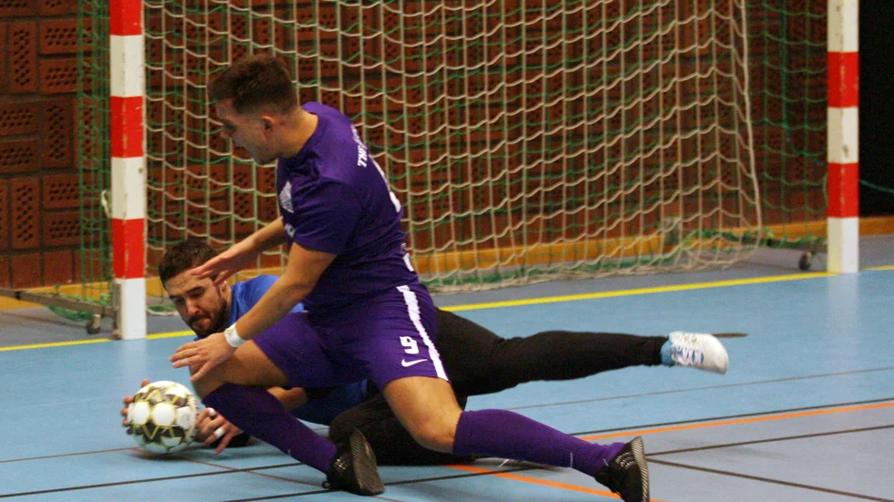 Motala FK, här Isko Krasniqi i en tidigare match, gav Dribbla United en hjälpande hand i division 2 när det spelades 2-2 mot Linköping futsal SK i helgen.