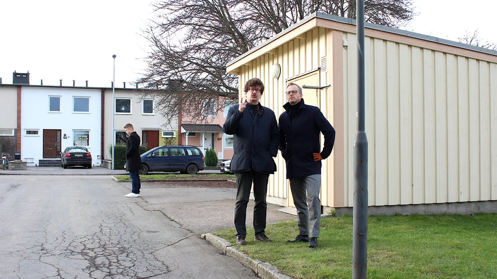 Kommunstyrelsens ordförande Lars Stjernkvist (S) visade inrikesminister Mikael Damberg (S) platsen för bombdådet.