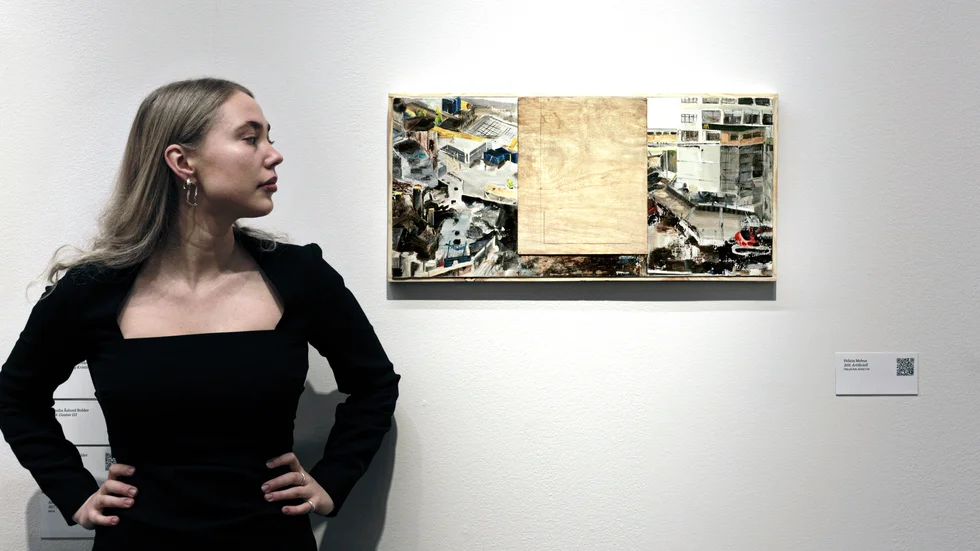 Felicia Mebus vid sitt uttagna verk på Vårsalongen.