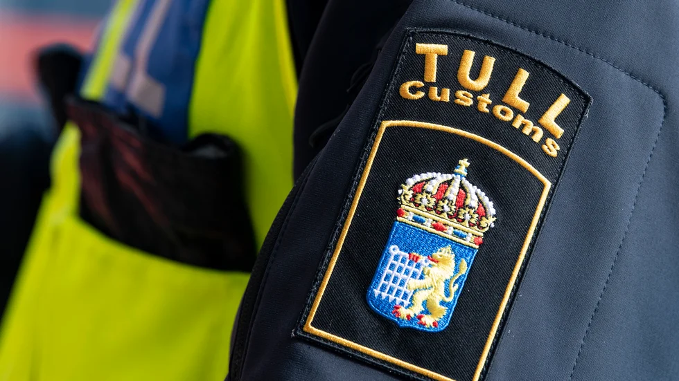 Mannen stoppades vid två tillfällen på ett år av tullen när han försökt smuggla in alkohol i Sverige. Nu döms han till fängelse i fem månader.