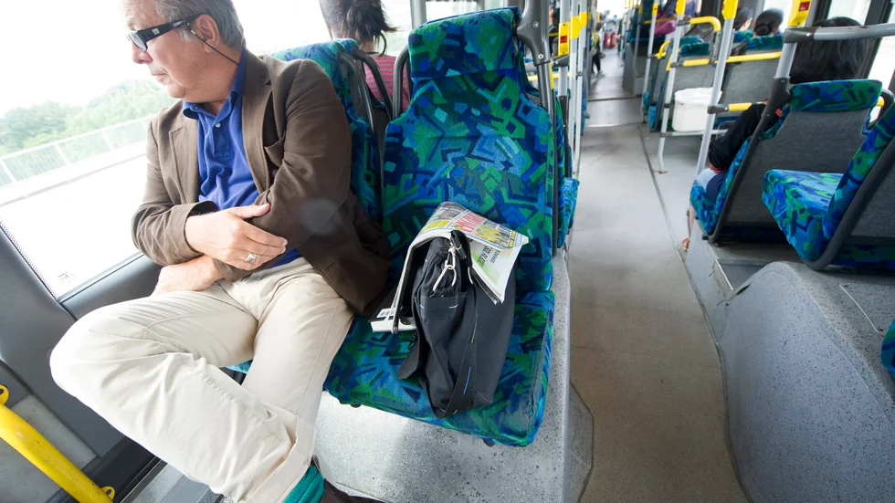 " Listan över trick man som bussresenär kan ta till för att slippa att få en granne på bussen kan göras lång. Det vanligaste är förmodligen att låta den eventuella väskan ockupera sätet bredvid". 