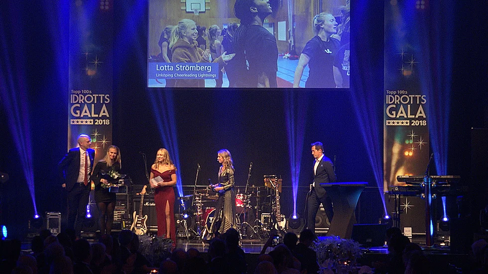Så här såg det ut på Topp 100-galan 2018 när Lotta Strömberg, Linköping Cheerleading Lightnings, fick motta Correns pris.