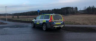 Polisbil körde på misstänkt tjuv