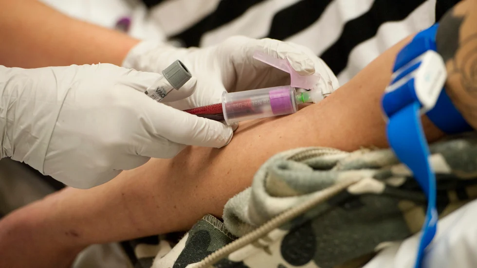 De rödgröna bryr sig inte om att de privata alternativen bidrar med mer pengar och vårdplatser, samtidigt som de kortar köerna för alla. Systemet sätts före patienterna.