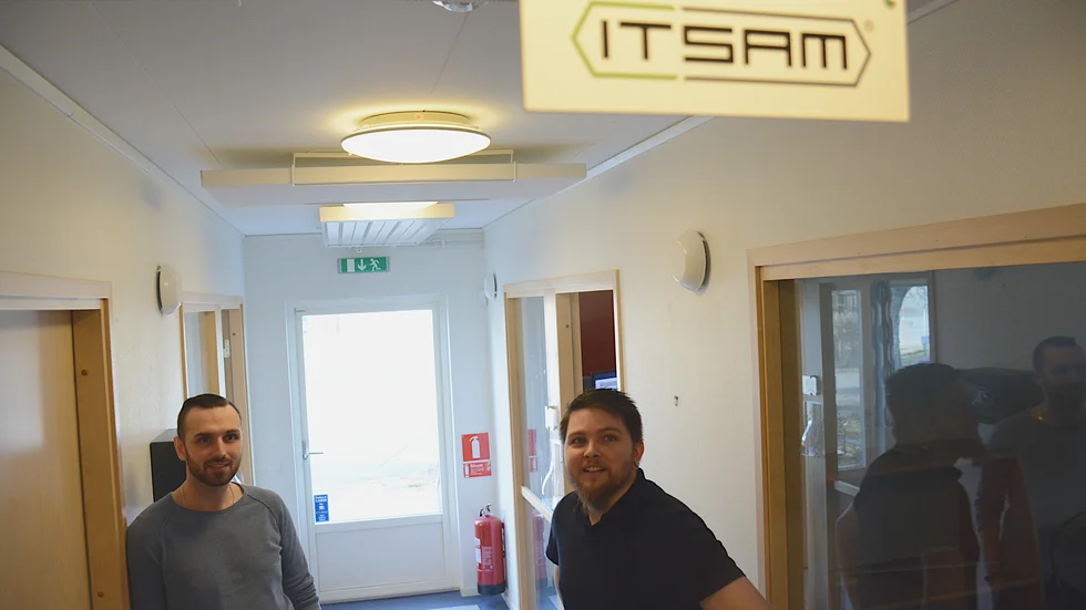  Itsams flytt från Kisa till Linköping ledde till att fem-sex anställda delvis jobbar från lokaler i vimmerby. Jonathan Will och Pontus Strandsten är två av dem. 