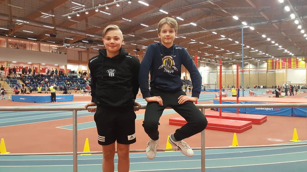 Edvin Tögenmark och Hugo Engkvist hoppade båda stav på Mondo Indoor Games under söndagen.