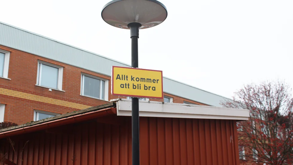 Några av de platser som skyltarna har dykt upp på är Viborgsgatan och Rosavilla.