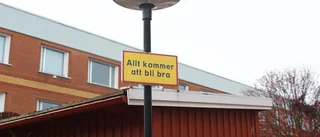 Mystiska skyltar ska sprida glädje