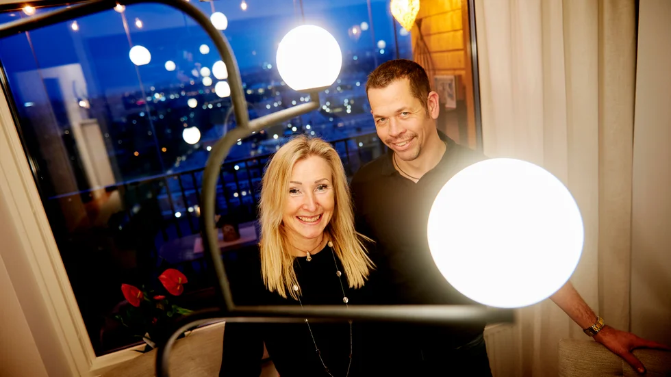 Madeleine Andersson la mycket krut på belysningen. Ronnie Andersson är väldigt nöjd med fruns val av lampa över köksbordet. 
