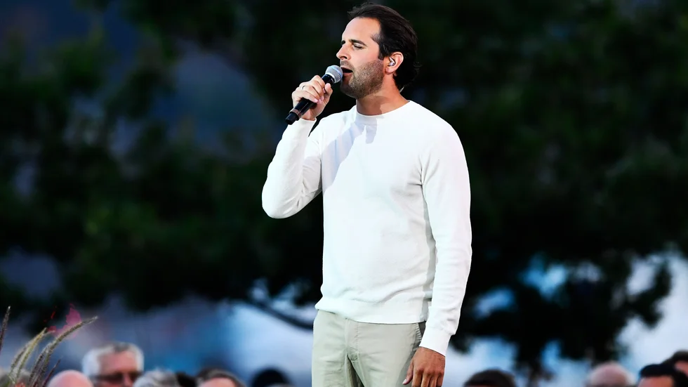 Philip Jalmelid, musikalartist, sångare och skådespelare  Han har medverkat i flera kända musikaler däribland i "Såsom i himmelen ”.