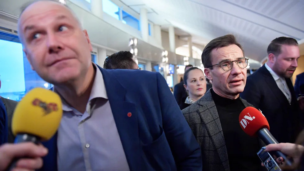 "Vi ser inte en spirande kärleksaffär mellan Jonas Sjöstedt och Ulf Kristersson – det är partipolitik, positionering och själva definitionen av politiskt spel", skriver NSD-krönikören Måns Wadensjö.