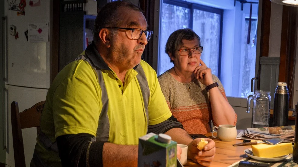 Arne och Margareta Säthergren är två av Vitådalsborna som tvingas leva utan pålitligt bredband, sedan fiberutbyggnaden gått i stöpet.