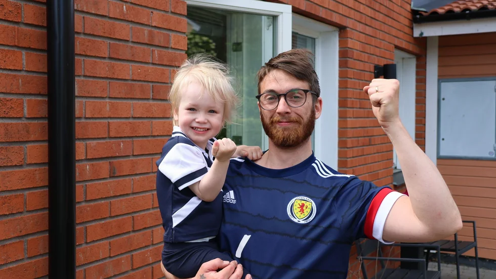 James och Danny Roberts hejar på Skottland under sommarens fotbolls-EM.