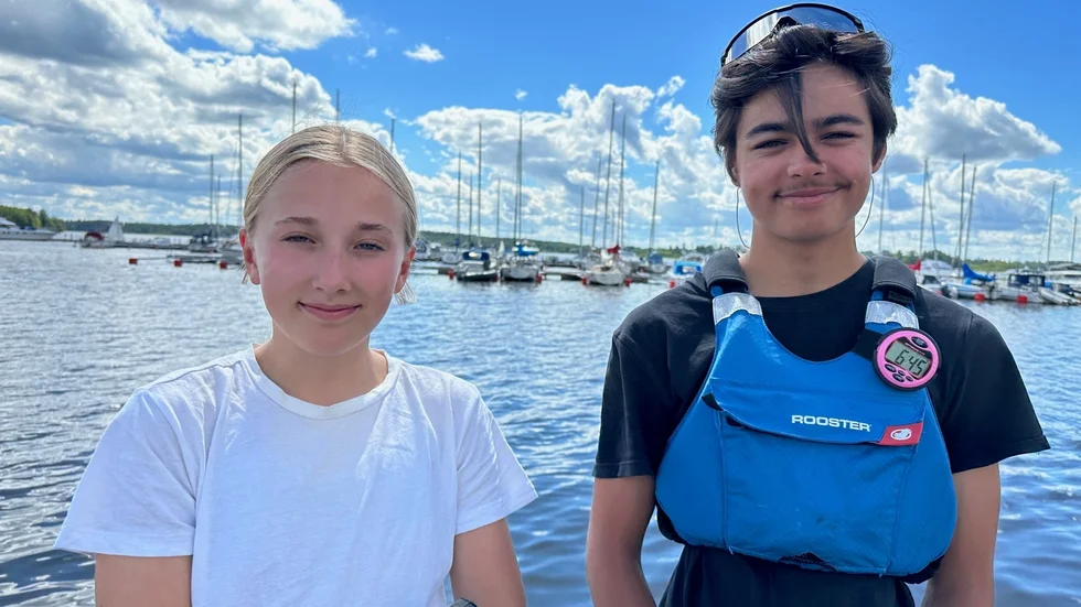 Signe Eriksson och Aston Grip är två av de 45 deltagarna på seglarlägret på Klubbholmen som inleder sommarlovet. De är två av Enköpings segelsällskaps lovande 15-åringar och ska göra SM-debut i klassen tvåkrona som avgörs i Enköping 24-25 augusti i år.