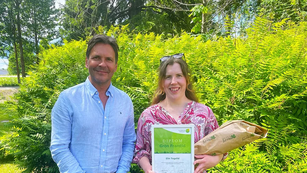Petter Antti, vd vid Hushållningssällskapet, och Elin Tegelid i samband med stipendieutdelningen vid Öjeby agro park.