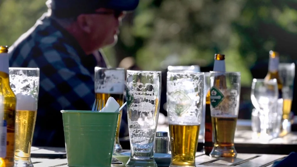 Regeringen presenterade nyligen ett förslag om gårdsförsäljning av alkoholdrycker där man vill tillåta "gårdsförsäljning av småskaligt och hantverksmässigt producerade alkoholhaltiga drycker".