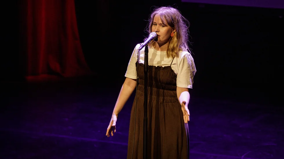 Härom veckan kammade Ingrid Stenlund hem vinsten i SM i Poetry slam. Fotot är taget i ett annat sammanhang.