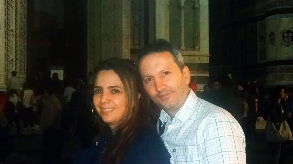 Vida Mehrannia på en gammal bild med sin man, KI-forskaren Ahmadreza Djalali som sedan 2016 sitter fängslad i Iran.