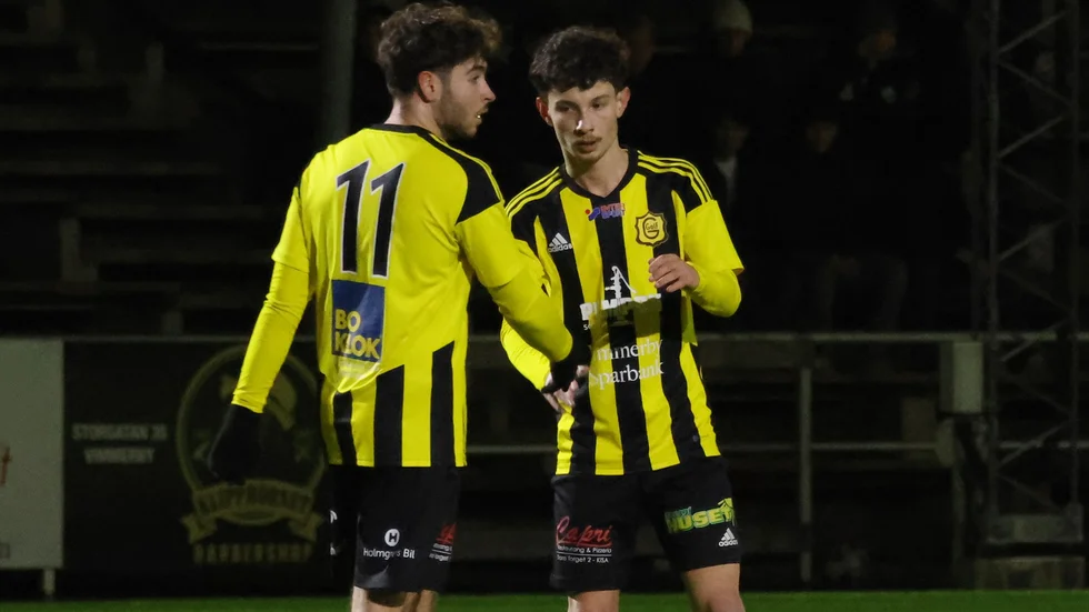 Walid Hassan gratuleras av Emil Tapper efter 3-1-målet för Gullringen.