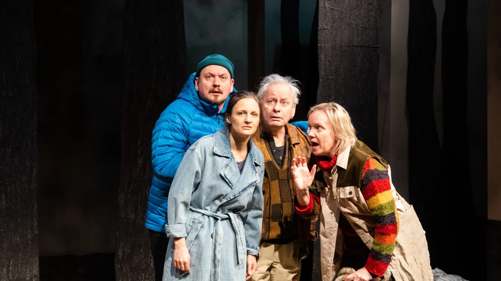 Mystiska saker händer i de polska skogarna i pjäsen "Styr din plog över de dödas ben", spelad av Jonas Hellman Driessen, Maja Runeberg, Per Sandberg och Karin Paulin.