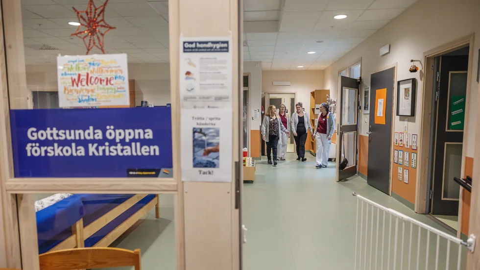 Öppna förskolan fungerar som ett nav för allt från familjerådgivning till mödravård. Nedstängningen påverkar alla verksamheter, enligt personalen på Gottsunda familjecentral.