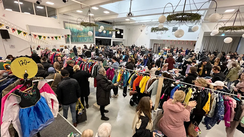 Begagnat är minst sagt populärt i Vimmerby. Det var fullpackat med folk i mässhallarna när årets begagnatmarknad arrangerades.