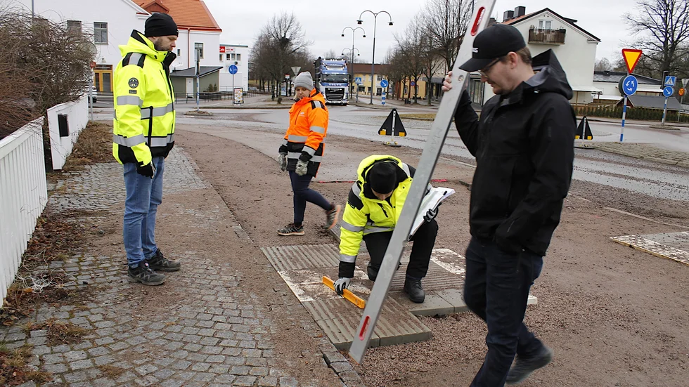 Besiktningsman Måns Forsell kontrollerar plattsättning på Östermalmsgatan. På plats under fredagens förbesiktning fanns även projektledare Henrik Elsehamn och Josefine Järnhammer Höög från Motala kommun samt David Glader från entreprenören Tranås Anläggningsservice.