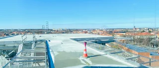 Hur mycket av krisen beror på sjukhusbygget?