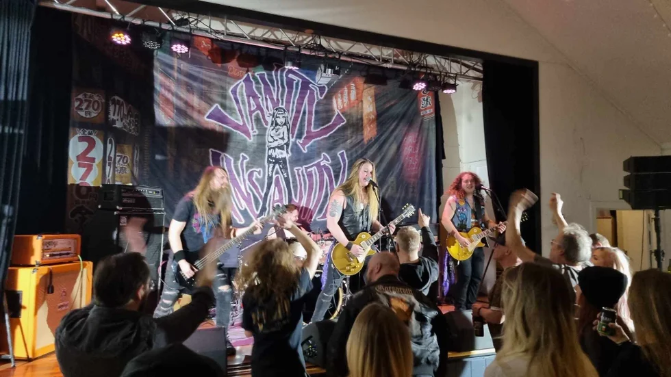 Ett hundratal besökare hade sökt sig till Lövångergårdens rockfestival i lördags.
