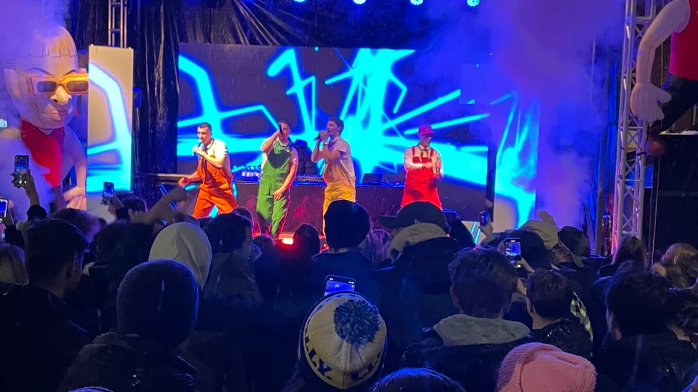 Lov1 höjde temperaturen rejält i när bandet spelade på fredags Aftersport. Köpmantorget var välfyllt redan innan bandet hade startat konserten.