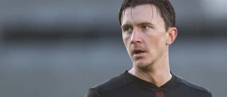 Olsson på plats på arenan – se när han lyfter bucklan på planen